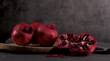 Olgun nar meyve ve nar taneleri koyu arka plan üzerinde yakın çekim. Sağlıklı vejetaryen antioksidan organik diyet gıda