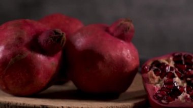 Olgun nar meyve ve nar taneleri koyu arka plan üzerinde yakın çekim. Sağlıklı vejetaryen antioksidan organik diyet gıda