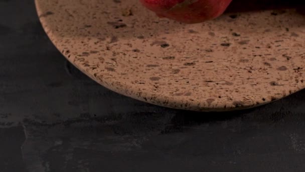 熟したザクロの実とザクロの種子に暗い背景にクローズ アップ ヘルシーなベジタリアン抗酸化有機ダイエット食品 — ストック動画