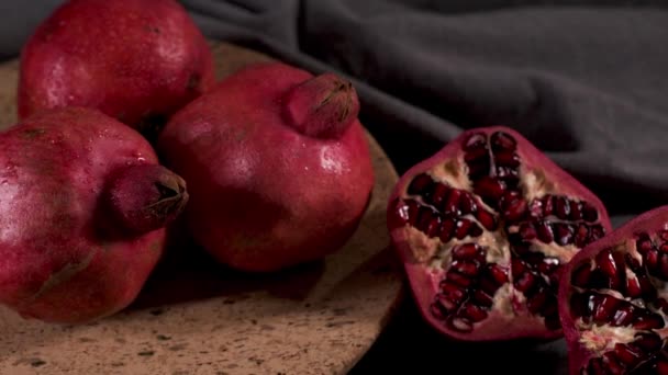 Fruta Romã Madura Sementes Romã Fundo Escuro Close Alimentação Saudável — Vídeo de Stock