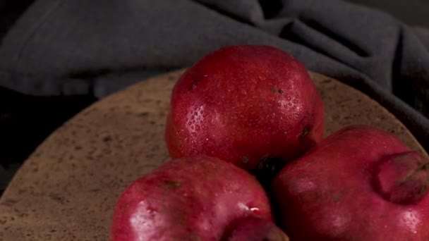 Зрізати Гранатові Плоди Насіння Граната Темному Фоні Впритул Здоровий Вегетаріанський — стокове відео
