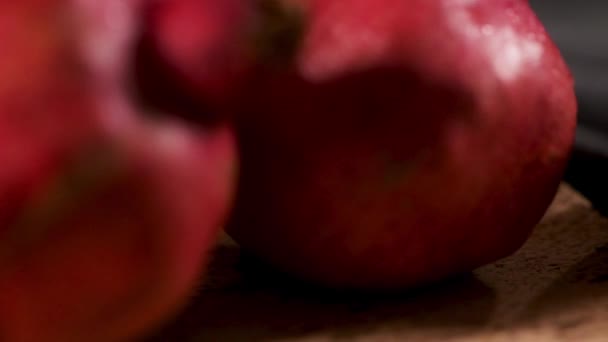 Reife Granatapfelfrüchte Und Granatapfelkerne Auf Dunklem Hintergrund Nahaufnahme Gesunde Vegetarische — Stockvideo