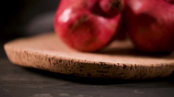 熟したザクロの実とザクロの種子に暗い背景にクローズ アップ ヘルシーなベジタリアン抗酸化有機ダイエット食品 — ストック動画