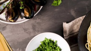 Midye, biber ve maydanoz rustik zemin üzerine ev yapımı makarna spagetti. deniz gıda yemek.