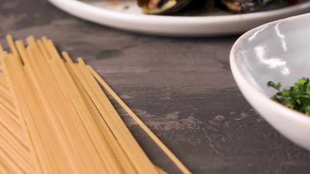Domowy Makaron Spaghetti Małżami Papryki Pietruszki Tle Rustykalnym Morze Jedzenie — Wideo stockowe