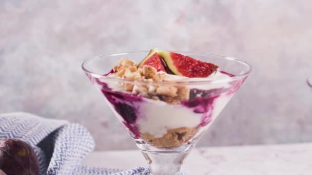 Feigen Pudding Parfait Mit Joghurt Blaubeermarmelade Feigen Haselnüssen Und Keksen — Stockvideo