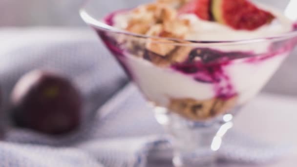 Fikon Pudding Parfait Med Yoghurt Blåbär Sylt Fikon Hasselnötter Och — Stockvideo