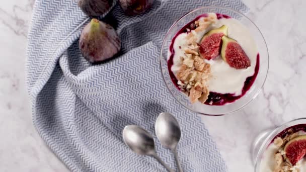 Füge Puding Parfé Joghurt Lekvár Áfonya Füge Mogyoró Cookie Üveg — Stock videók