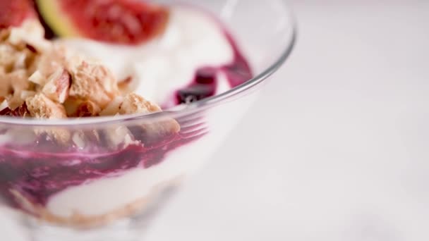 Füge Puding Parfé Joghurt Lekvár Áfonya Füge Mogyoró Cookie Üveg — Stock videók