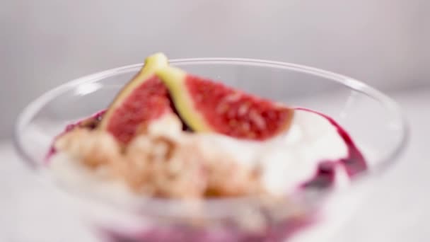 Vijgen Pudding Parfait Met Yoghurt Bosbessen Jam Vijgen Hazelnoten Cookies — Stockvideo