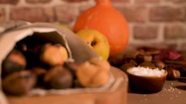 Kavrulmuş kestane rustik mutfak tezgah üzerinde bir kağıt koni.