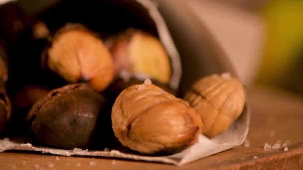 Castañas Asadas Cono Papel Sobre Una Encimera Cocina Rústica — Vídeos de Stock