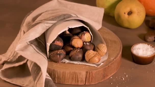 Castagne Arrosto Cono Carta Piano Lavoro Rustico Della Cucina — Video Stock