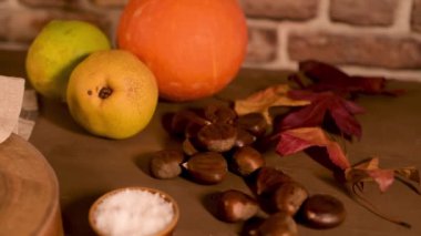 Kavrulmuş kestane rustik mutfak tezgah üzerinde bir kağıt koni.