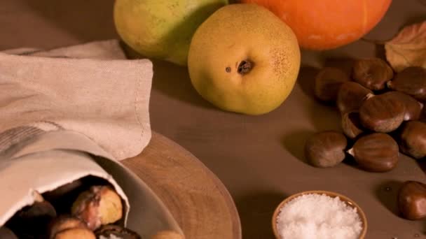 Kavrulmuş Kestane Rustik Mutfak Tezgah Üzerinde Bir Kağıt Koni — Stok video