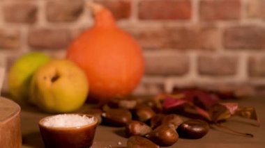 Kavrulmuş kestane rustik mutfak tezgah üzerinde bir kağıt koni.