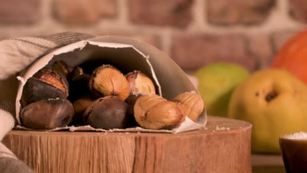 Castanhas Assadas Cone Papel Uma Bancada Cozinha Rústica — Vídeo de Stock