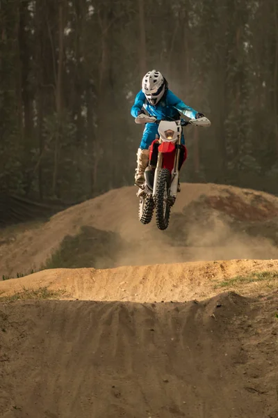 Motociclista Enduro Acción Saltar Sobre Terreno Arenoso — Foto de Stock