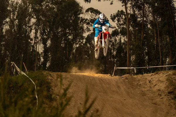 Motociclista Enduro Acción Saltar Sobre Terreno Arenoso — Foto de Stock
