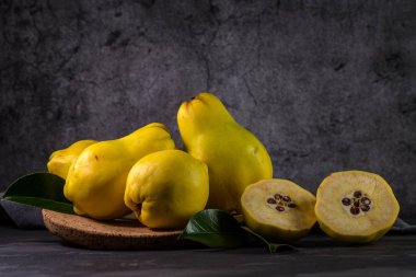 Olgun sarı ayvaları