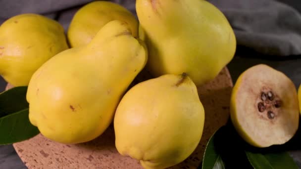 成熟的黄色五分鱼或苹果皇后水果和切片的子与种子在工艺软木塞板材在黑色质朴的背景 — 图库视频影像