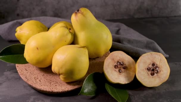 Membrillos Amarillos Maduros Frutas Manzana Reina Mitades Membrillo Rodajas Con — Vídeo de stock
