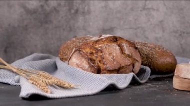 Mutfak Tezgah üstü taze ekmek. Ev yapımı ekmek.