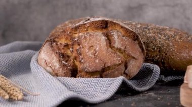 Mutfak Tezgah üstü taze ekmek. Ev yapımı ekmek.