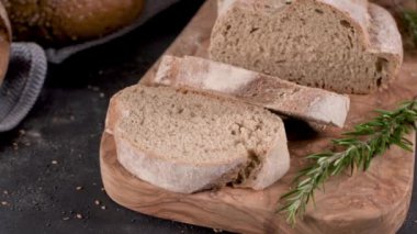Mutfak Tezgah üstü taze ekmek. Ev yapımı ekmek.
