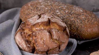 Mutfak Tezgah üstü taze ekmek. Ev yapımı ekmek.