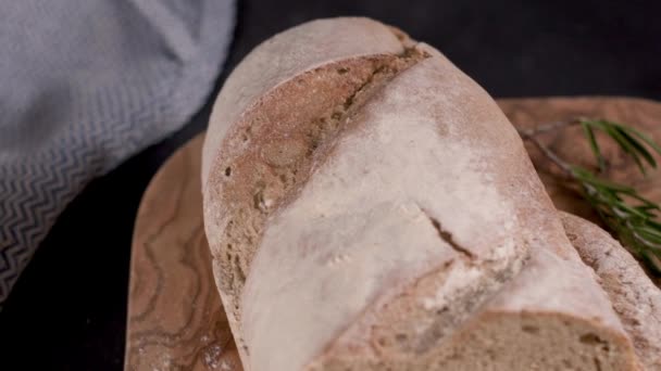Frisches Brot Auf Der Arbeitsplatte Hausgemachtes Brot — Stockvideo
