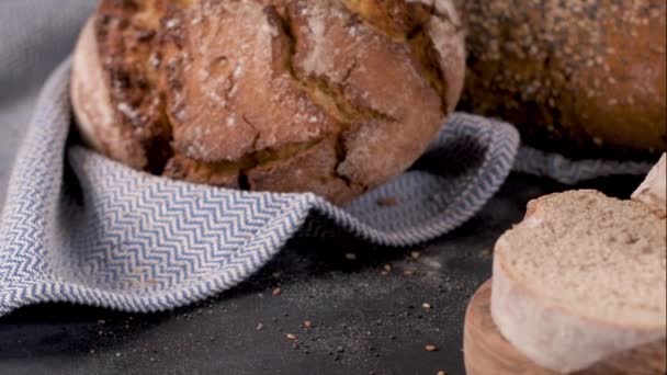 Vers Brood Keuken Tegenbovenkant Zelfgebakken Brood — Stockvideo