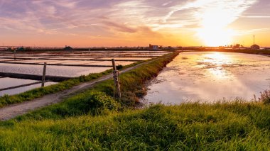 Aveiro, Portekiz tuz daireler üzerinde gün batımı görünümü.