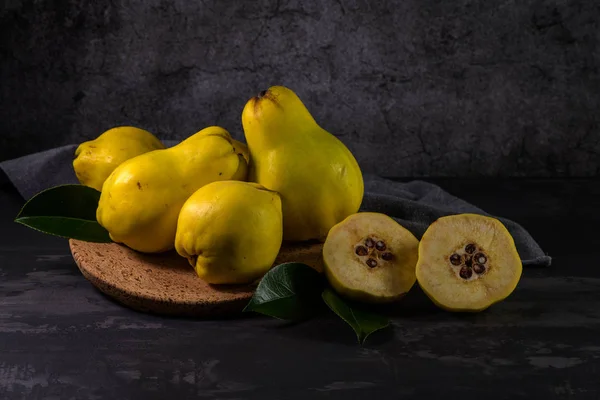 Marmelos Amarelos Maduros Frutos Maçã Rainha Metades Marmelo Fatiadas Com — Fotografia de Stock