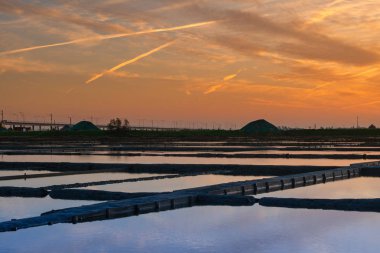 Aveiro, Portekiz tuz daireler üzerinde gün batımı görünümü.