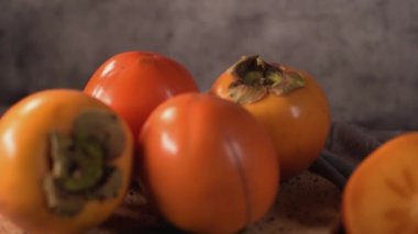 Cork tabağa karanlık mutfak tezgah üstü olgun hurma meyve.