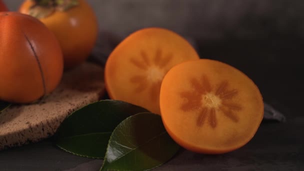 Frutta Matura Cachi Piatto Sughero Sul Bancone Della Cucina Scura — Video Stock