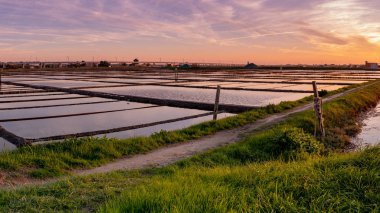 Aveiro, Portekiz tuz daireler üzerinde gün batımı görünümü.
