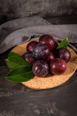 Mutfak Tezgah üzerinde bir mantar plaka lezzetli kırmızı erik.