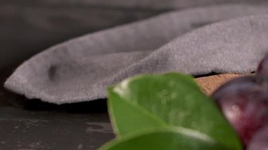 Mutfak Tezgah üzerinde bir mantar plaka lezzetli kırmızı erik.