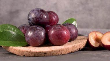 Mutfak Tezgah üzerinde bir mantar plaka lezzetli kırmızı erik.