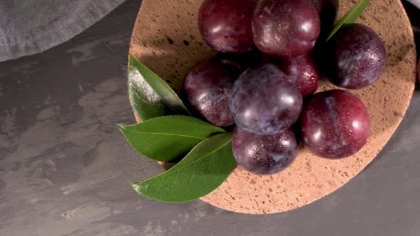 Délicieuses Prunes Rouges Dans Une Plaque Liège Sur Comptoir Cuisine — Video