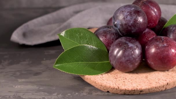 Deliciosas Ciruelas Rojas Una Placa Corcho Encimera Cocina — Vídeo de stock