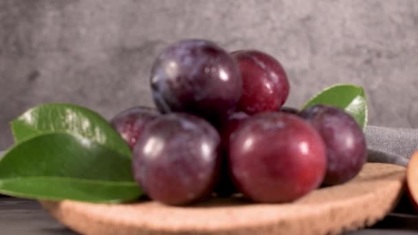 Délicieuses Prunes Rouges Dans Une Plaque Liège Sur Comptoir Cuisine — Video