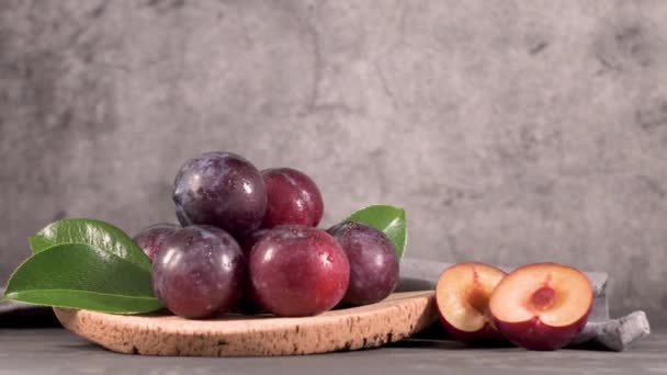 厨房台面上软木塞盘中的美味红梅 — 图库视频影像