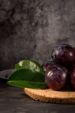 Mutfak Tezgah üzerinde bir mantar plaka lezzetli kırmızı erik.