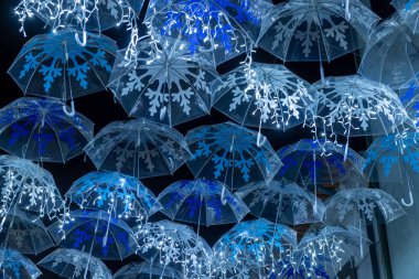 Beyaz şemsiye iluminated Agueda Portekiz sokaklarında dekorasyon Noel ışıkları tarafından güzelliği