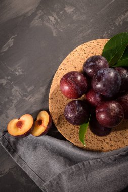 Mutfak Tezgah üzerinde bir mantar plaka lezzetli kırmızı erik.