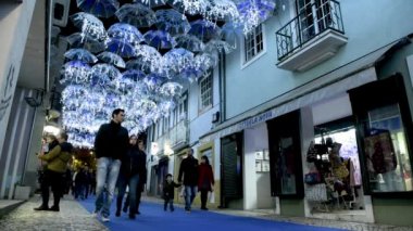 Agueda, Portekiz - yaklaşık Aralık 2018: 21 metre yüksekliği, 250 tarafından iluminated dünyanın en büyük Noel Baba. 000 Noel ışıkları.