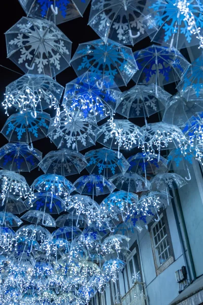 Velkou Výhodou Bílé Deštníky Svítící Světla Vánoční Zdobení Ulic Portugalsko — Stock fotografie